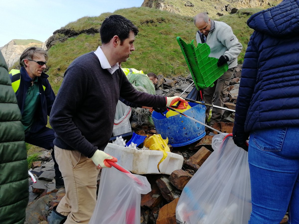 Conservatives's tweet photo. Well done to everyone who's been getting involved with 2019's #GBSpringClean so far.

Conservative MPs, councillors and candidates have been teaming up with #LitterHeroes across the UK to clean up litter pollution in their areas and help improve our environment ♻️👏 https://t.co/q1qal8aLb8