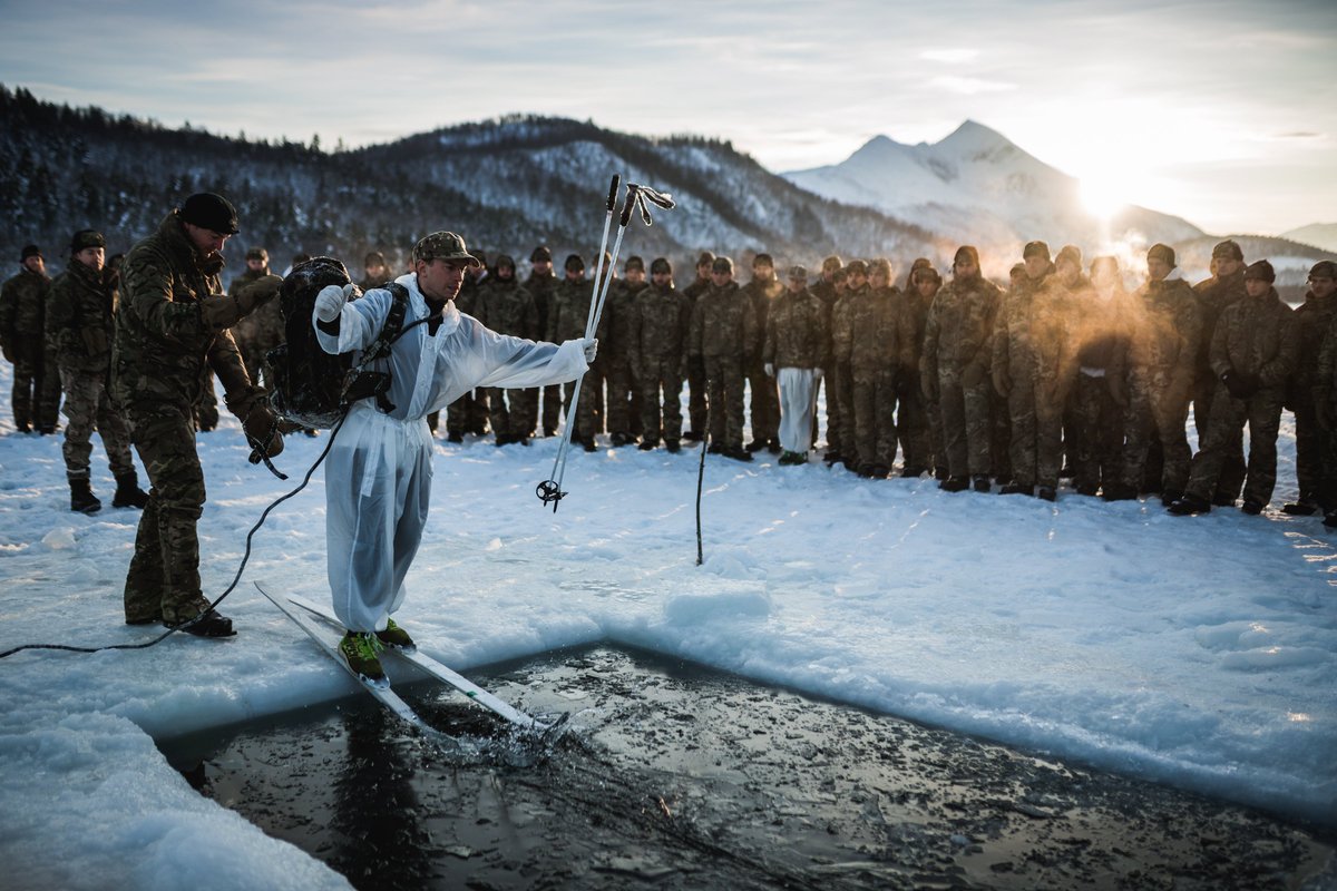 #Spring may have arrived in the calendar, but Winter is far from over for The @RoyalMarines ❄ Plunging into ice-cold water is one way to kick start some #MondayMotivation! #WinterDeployment