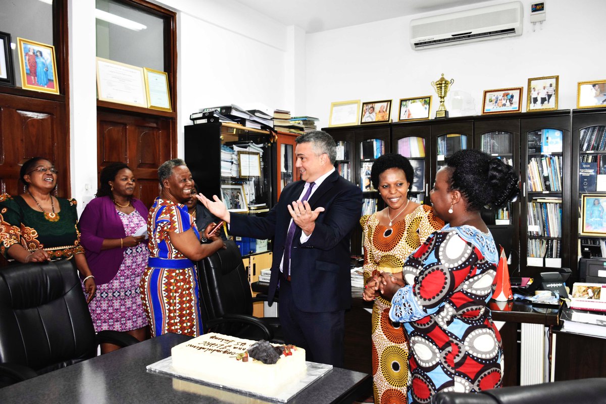 humanrightstz's tweet image. Ubalozi wa Marekani (@AmEmbTZ) waungana na Dkt. Helen Kijo-Bisimba kumpongeza Bi. @HengaAnna kufuatia kutunukiwa tuzo ya Mwanamke Jasiri Duniani. 
Katika picha: Washiriki wa hafla fupi iliyofanyika ofisi za LHRC mapema Jumatatu, Machi 25 wakifurahia keki kutoka @AmEmbTZ.