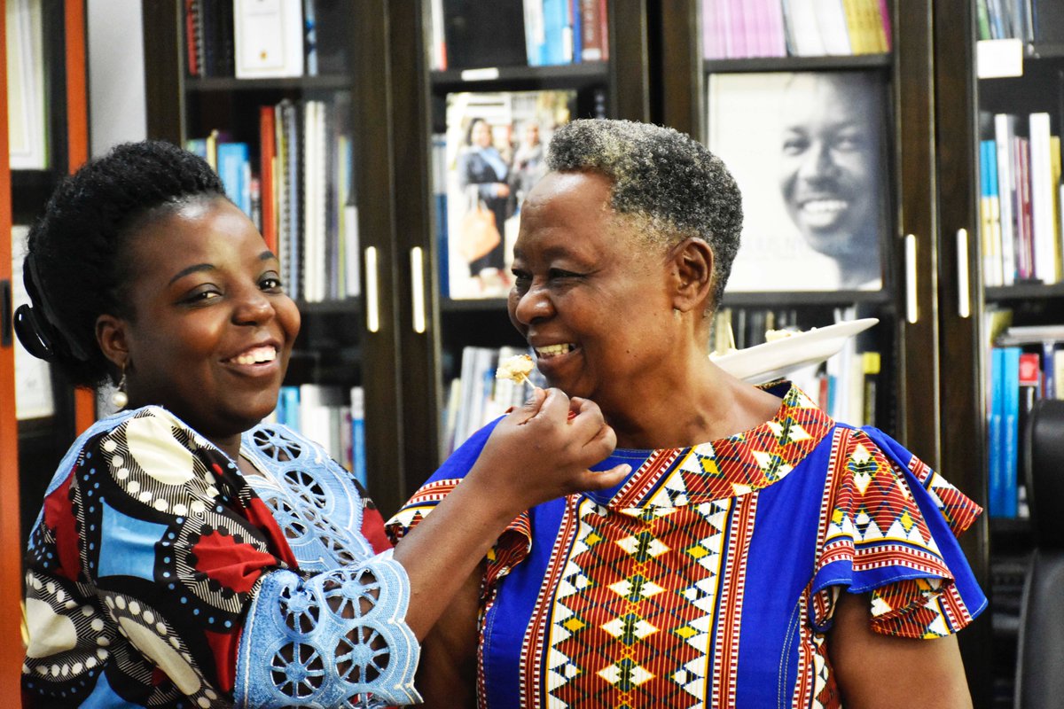 humanrightstz's tweet image. Ubalozi wa Marekani (@AmEmbTZ) waungana na Dkt. Helen Kijo-Bisimba kumpongeza Bi. @HengaAnna kufuatia kutunukiwa tuzo ya Mwanamke Jasiri Duniani. 
Katika picha: Washiriki wa hafla fupi iliyofanyika ofisi za LHRC mapema Jumatatu, Machi 25 wakifurahia keki kutoka @AmEmbTZ.