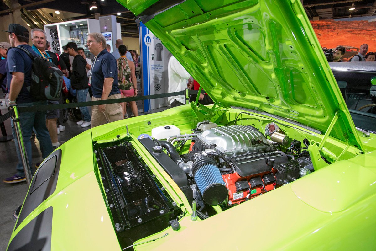 StellantisNAEsp's tweet photo. ¿#SabíasQue los motores #Hellcrate y #Hellephant de @OfficialMopar pueden ser acoplados en vehículos fabricados antes de 1976, proporcionando 707 y 1,000 caballos de potencia, respectivamente, a modelos con más 40 años de antigüedad? https://t.co/JNLayPO4lr