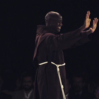 FirstLeafNews1's tweet photo. Kenyan Teacher donates most of his salary to help poorer students has won the best teacher and awarded a $1m prize, beating nominations from 179 countries. https://t.co/GYzaOwrtC2