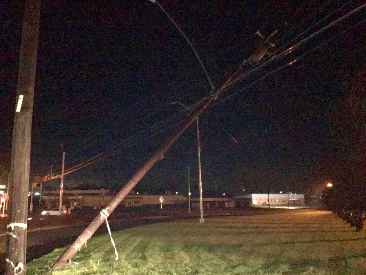 LaneLuckie's tweet photo. POWER OUTAGES: Widespread outages reported across #EastTexas this morning. 
@brennakltv tells us SWEPCO is working to restore electricity to homes &amp; businesses in Gilmer. 

An update on restoring service, next on #GMET Express. https://t.co/cJgJ3QSFYG https://t.co/5YzJOSc6Wi