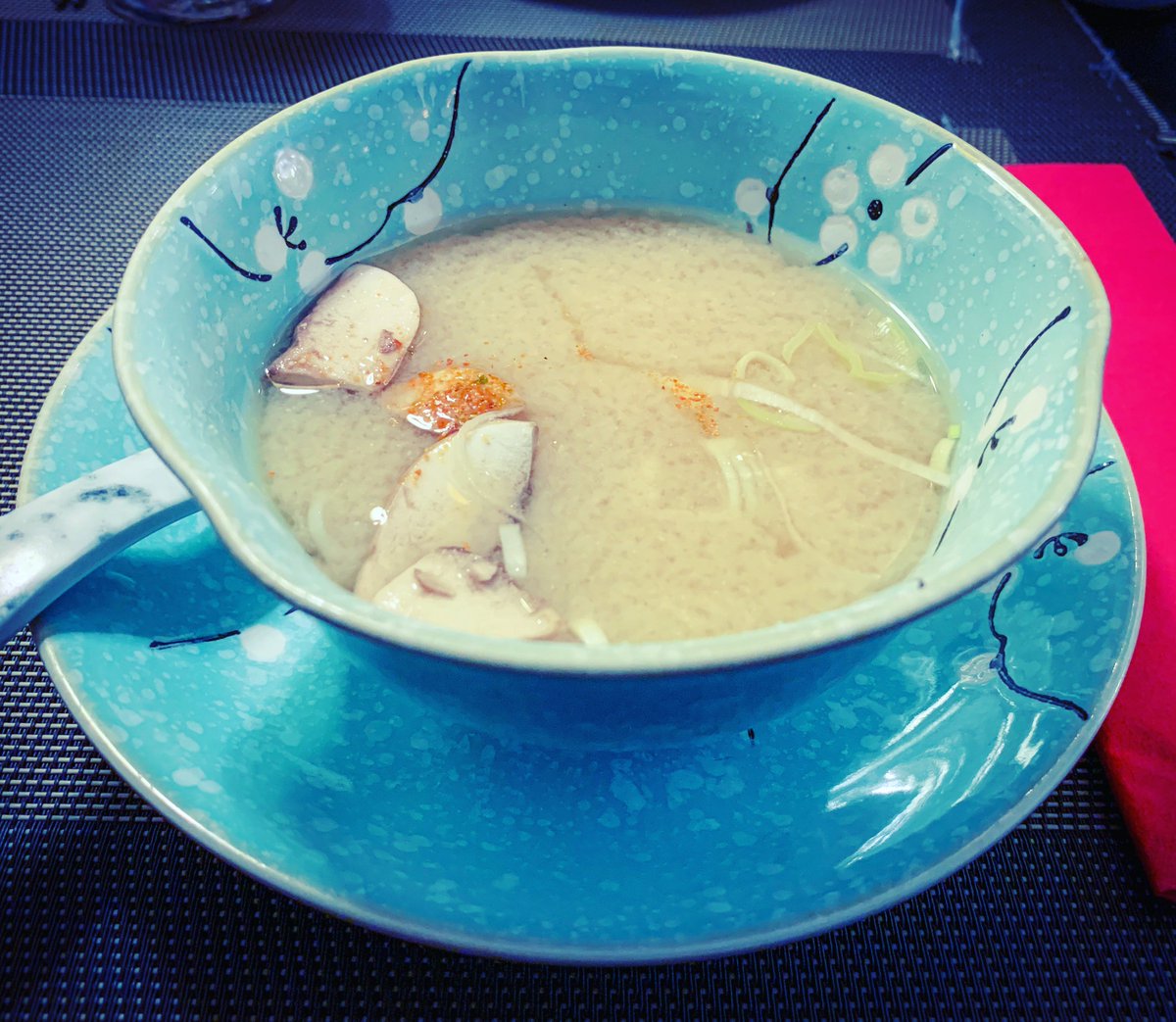 MagicSushi28's tweet photo. - Chéri, tu as besoin de soupe, c’est bon pour ta santé !
- D’accord ! Si j’ai des sushis derrière... 
- ... . 

#sushi #soupe #santé https://t.co/PRI8TKUd7x