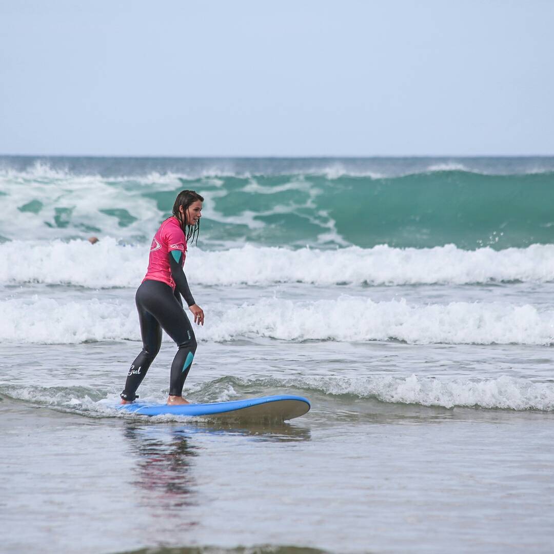 WatergateBay's tweet photo. Our two-day surf course is back. Stay at Watergate Bay Hotel for two nights and progress your surfing with theory and in-water coaching. 19-21 June and 2-4 October. Go here to find out more: https://t.co/GoijHKcfwy #surfcourse #learntosurf #surfcornwall #cornwall #surfing https://t.co/rWiFyW4yn4