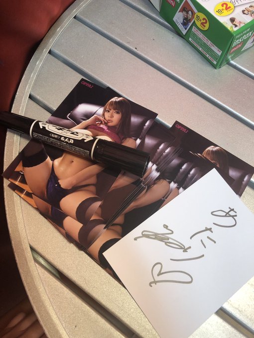 生写真の裏に当たりと書いてある方には私の使用済みのナイトブラあげるね💛💛💛 https://t.co/D2H4udMcG2