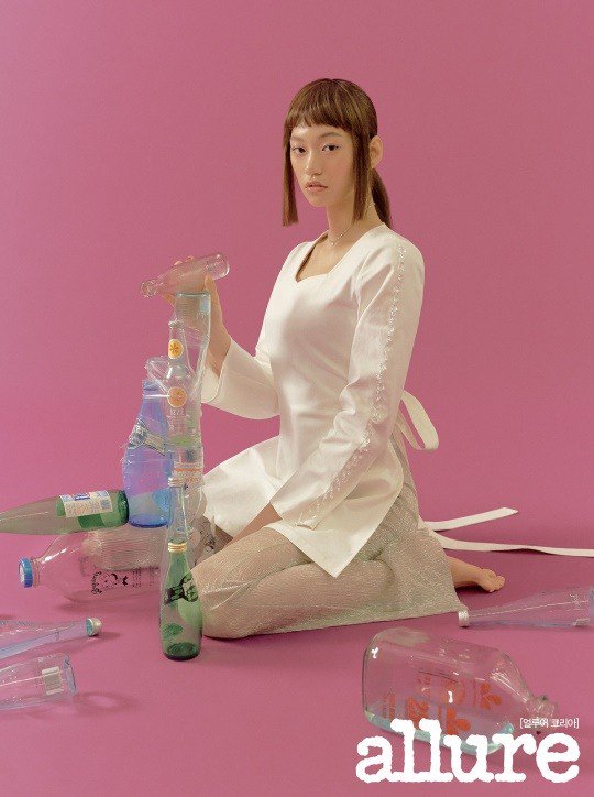 Koreative_INA's tweet photo. #KimDoyeon dari @WekiMeki kembali muncul di pictorial majalah kecantikan @allurekorea. Beda dengan pictorial Allure sebelumnya yang berkonsep glamor, untuk edisi April 2019 mantan member IOI ini terlihat jauh lebih quirky dalam pemotretan berkonsep whimsical. #Koreative https://t.co/YfIIjVxZV3