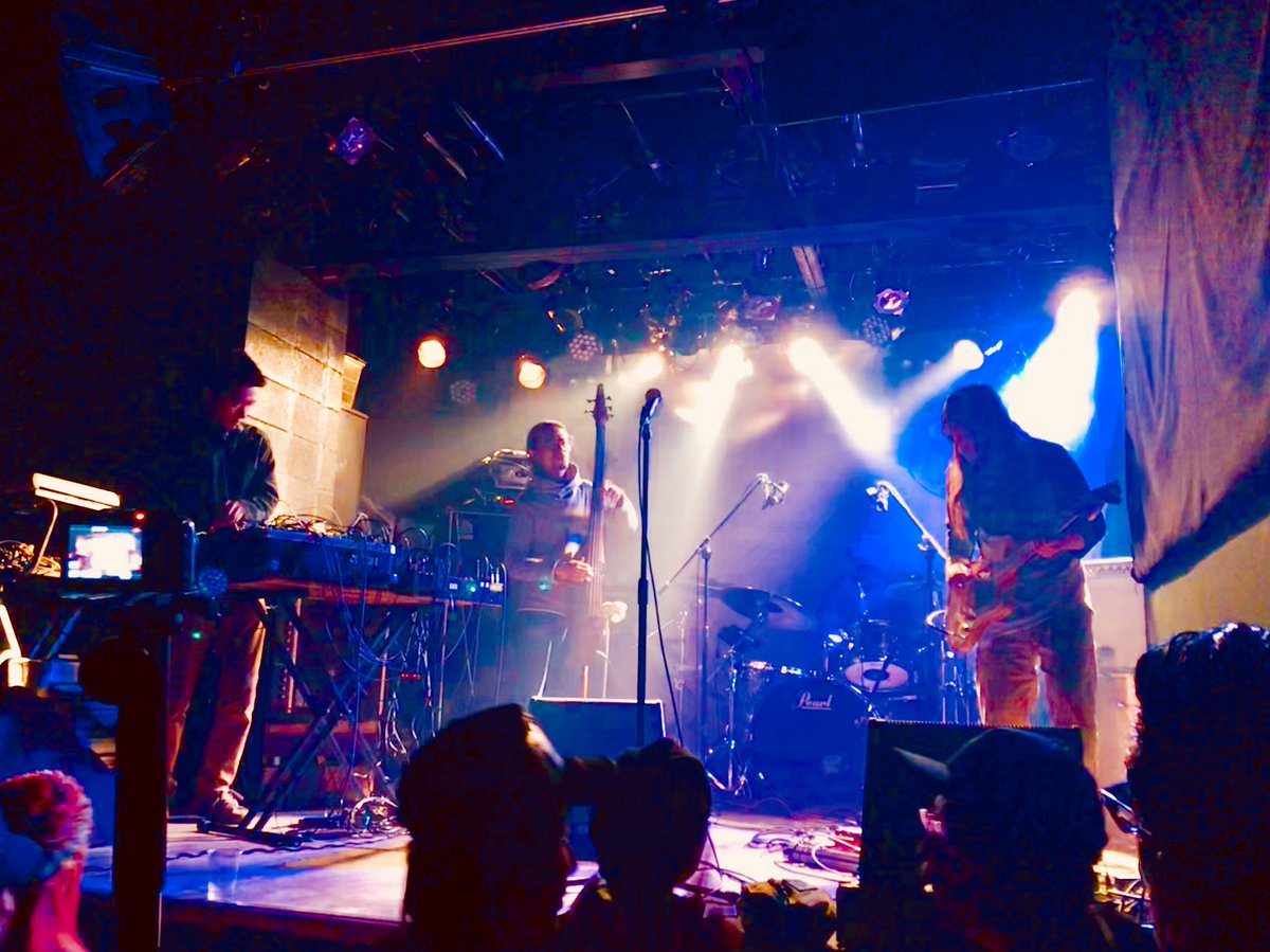 MKTghostNICU's tweet photo. 2019-03-24/ALTZ.P “La Toue” Release Party in Osaka@ SOCORE FACTORY.
ゲストとして京都の至宝”SOFT“のLIVEを堪能☆
深く黒く分厚いGrooveに全身包まれて、繊細で美しいギター音に心震える素晴らしいLIVEでした。
ほんともっともっとLIVE演ってほしい♫
#softribe https://t.co/v0aVL5uj1p