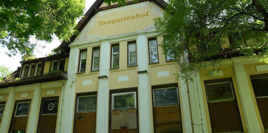 mz_zeitz's tweet photo. Die ehemalige Ausflugsstätte #Tiergartenhof wurde veräußert und soll nun wieder für Veranstaltungen öffnen. Auch das #Zekiwa-Verwaltungsgebäude wurde verkauft. Dort sollen zukünftig #Lofts entstehen.
mz-web.de32272124 https://t.co/MJqqFEpsWD