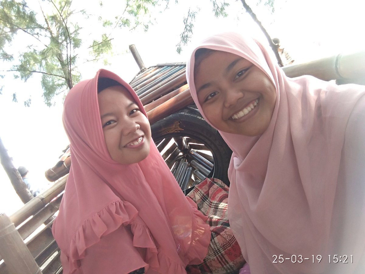 AzzaByun's tweet photo. Sesederhana itukah kebahagiaan???? Jika iya aq lebih baik seperti itu dan menutupi kesedihan😉
#loveyoufriend https://t.co/kju6ZLXnJL