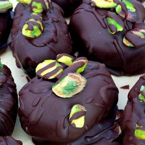 rawmother's tweet photo. Delicious and healthy sweet treats to get you through the week! - #RAWMother #RawVegan #Vegan #SweetTreat #Chocolate #Pistachios #Coconut #Confectionary #Food #HealthyEating #PlantBased #HealthyLiving  https://t.co/PWNfGkZD9t https://t.co/wkRLOGSUMT