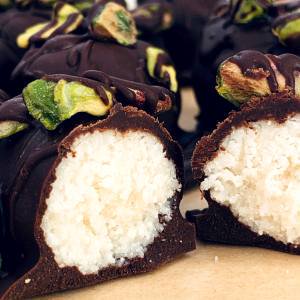 rawmother's tweet photo. Delicious and healthy sweet treats to get you through the week! - #RAWMother #RawVegan #Vegan #SweetTreat #Chocolate #Pistachios #Coconut #Confectionary #Food #HealthyEating #PlantBased #HealthyLiving  https://t.co/PWNfGkZD9t https://t.co/wkRLOGSUMT