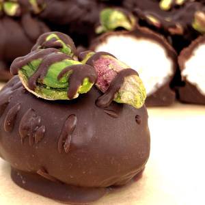 rawmother's tweet photo. Delicious and healthy sweet treats to get you through the week! - #RAWMother #RawVegan #Vegan #SweetTreat #Chocolate #Pistachios #Coconut #Confectionary #Food #HealthyEating #PlantBased #HealthyLiving  https://t.co/PWNfGkZD9t https://t.co/wkRLOGSUMT
