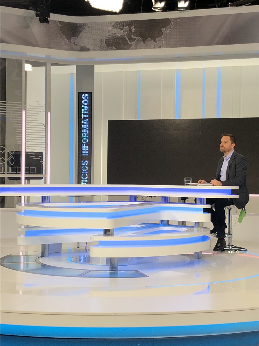 TurismoGobCan's tweet photo. 📺✈️ @isaaccastellano explica en @BDCanariasTV que @TurismCanarias sigue trabajando para consolidar @canarias_es como un destino principal para las compañías aéreas, sobre todo en Península, para compensar el descenso de plazas en el mercado alemán. https://t.co/wQKhxdtMiD