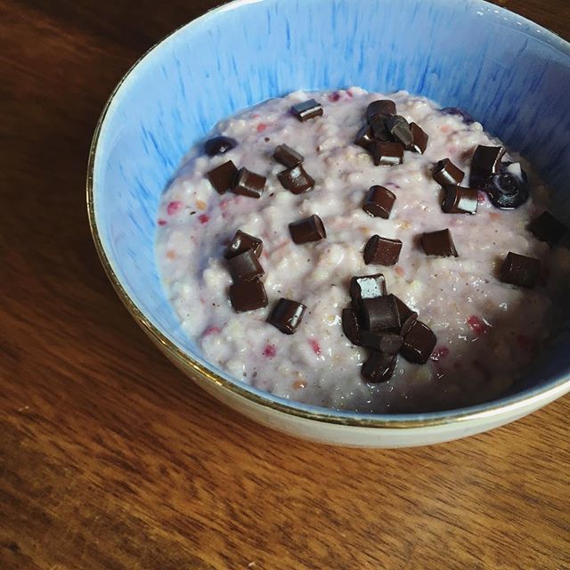 feelnutritious's tweet photo. Sometimes Mondays just need chocolate chips 🙊
Porridge with frozen berries &amp; dark choc chips...because Monday mornings are hard enough 🙌🏼
.
.
.
#breakfast #porridge #eatwell #refuel #foodie #chocolate #berries #antioxidants #foodlover #mondaymotivati… https://t.co/s7cN6gp6JM https://t.co/zArVNot7E7