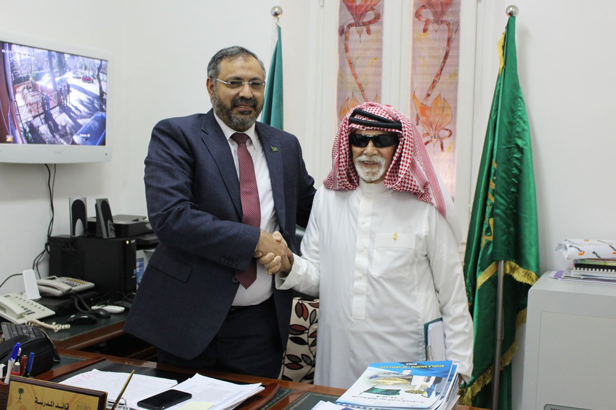 kasroma2002's tweet photo. اجتمع قائد المدرسة الأستاذ/ أحمد الزهراني
مع بعض القطاعات الحكومية الإيطالية ومندوب
الدفاع المدني (Mario Mantova) للاتفاق على
كيفية تنفيذ خطة الإخلاء في المدرسة بحضور
طبيب المدرسة الدكتور/ مصطفى قدورة. https://t.co/QQlClvlNKP
