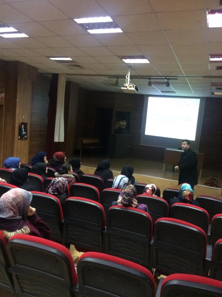 Veli akademileri kapsamında okulumuz rehber öğretmeni Fatih Ilgaz 8. Sınıf öğrencilerimizin velilerine Verimli ders çalışma yöntemleri ve liselere geçiş sınav sistemi hakkında seminer gerçekleştirdi.@Istanbul_ILMEM <a href="/memleventyazici/">Levent Yazıcı</a> <a href="/sultangazimem1/">Sultangazi İlçe Millî Eğitim Müdürlüğü</a>