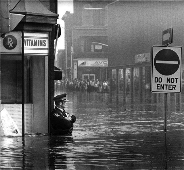 histpics38's tweet photo. Police officer John Shuttleworth waist high in flood waters in Cambridge,Ontario. 1974.

#ilovehistory #historicalpictures #oldphotos #ontario #floodwater https://t.co/MKThDRFriH