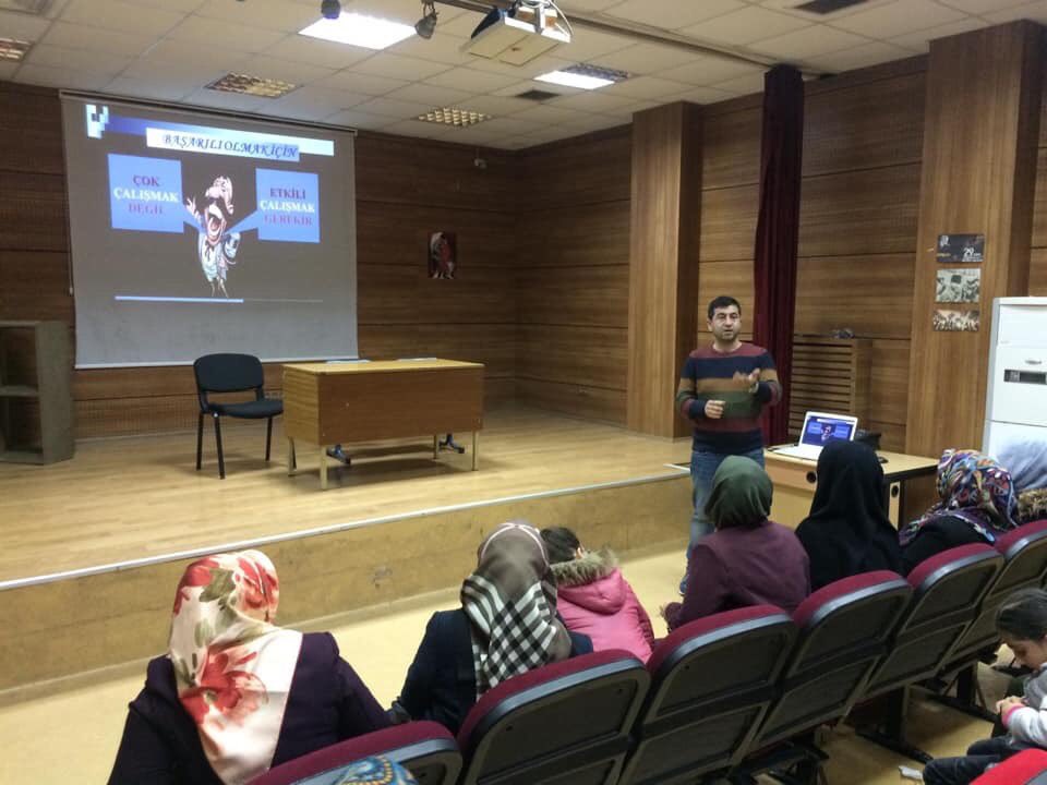 Veli akademileri kapsamında okulumuz rehber öğretmeni Fatih Ilgaz 7. Sınıf öğrencilerimizin velilerine Verimli ders çalışma yöntemleri ve teknoloji bağımlılığı hakkında seminer gerçekleştirdi. @Istanbul_ILMEM <a href="/memleventyazici/">Levent Yazıcı</a> <a href="/sultangazimem1/">Sultangazi İlçe Millî Eğitim Müdürlüğü</a>