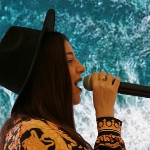 leamakhoulcrew's tweet photo. Apple store Full PERFORMANCE! 🚨
You can now watch it from the link!! 📎 https://t.co/qNWuBjW4Vp 
#LeaMakhoul #Performance #dubai #mall #apple https://t.co/PHsKkeP4Km