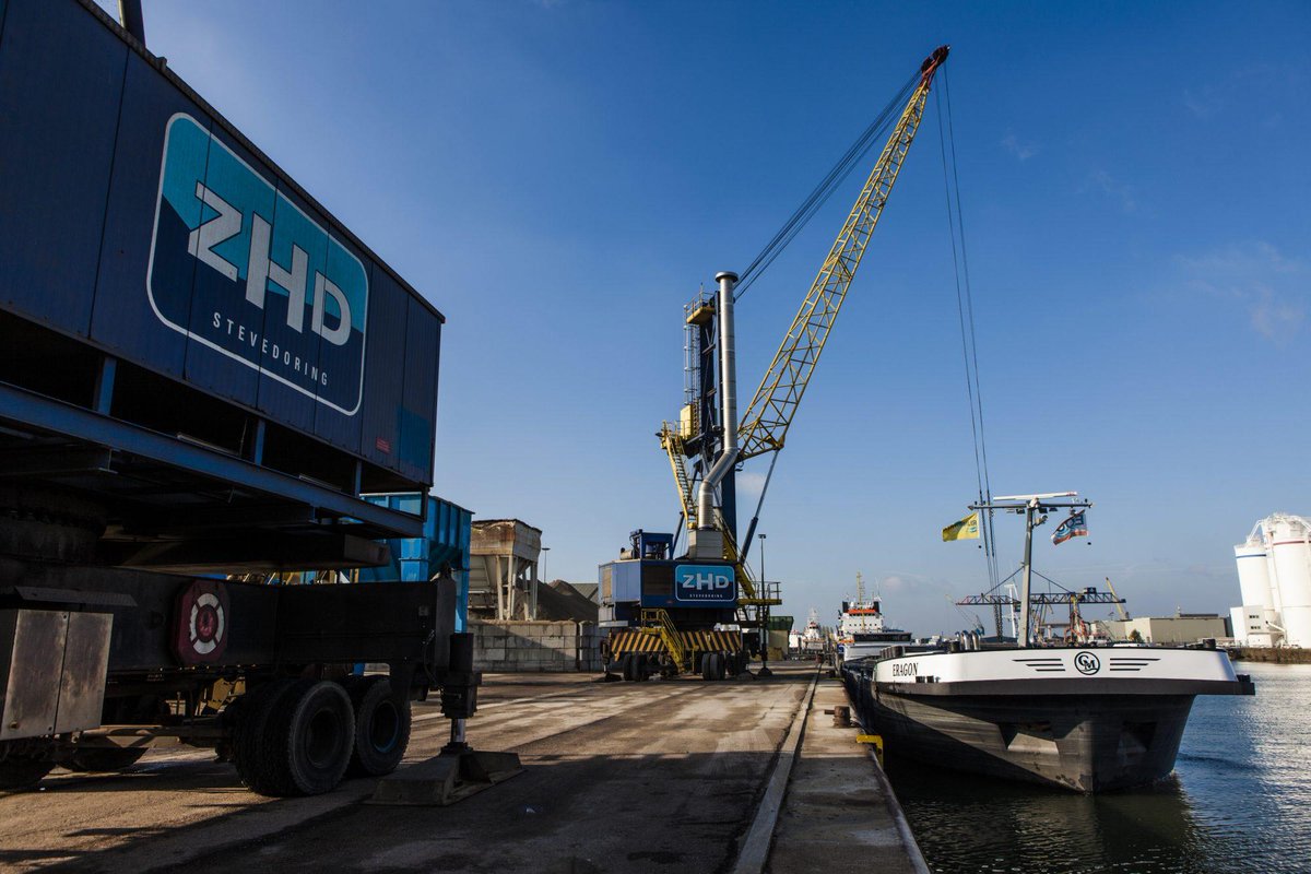 Havenvereniging's tweet photo. De ALV van @JongHaVe en @Havenvereniging wordt altijd opgeluisterd met de #havenman van het jaar https://t.co/ToKHKLbtZM Dit jaar op 8 april verwelkomen we #WickBornet van @ZHDStevedores https://t.co/wIB8jP1HZ2 in de kantine van @TheaterWalhalla https://t.co/v22XaVXe0Y