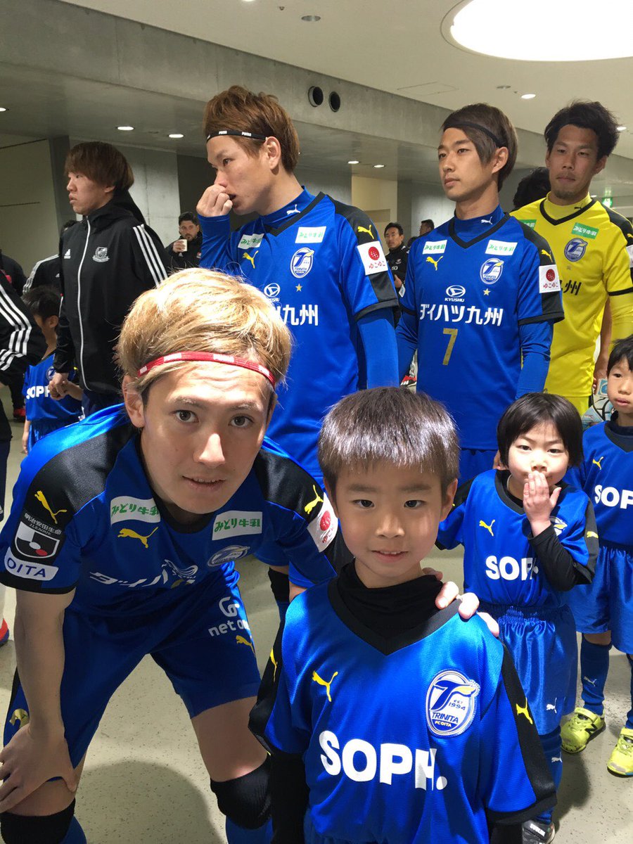 大分トリニータ Oita Trinita 選手入場時のエスコートキッズは トリニータスクール生が行ってます いつもは元気で笑顔なみんなも選手を目の前にすると緊張気味 笑 選手と一緒にドームのピッチへ 最高の思い出になるね 大分トリニータ Trinita