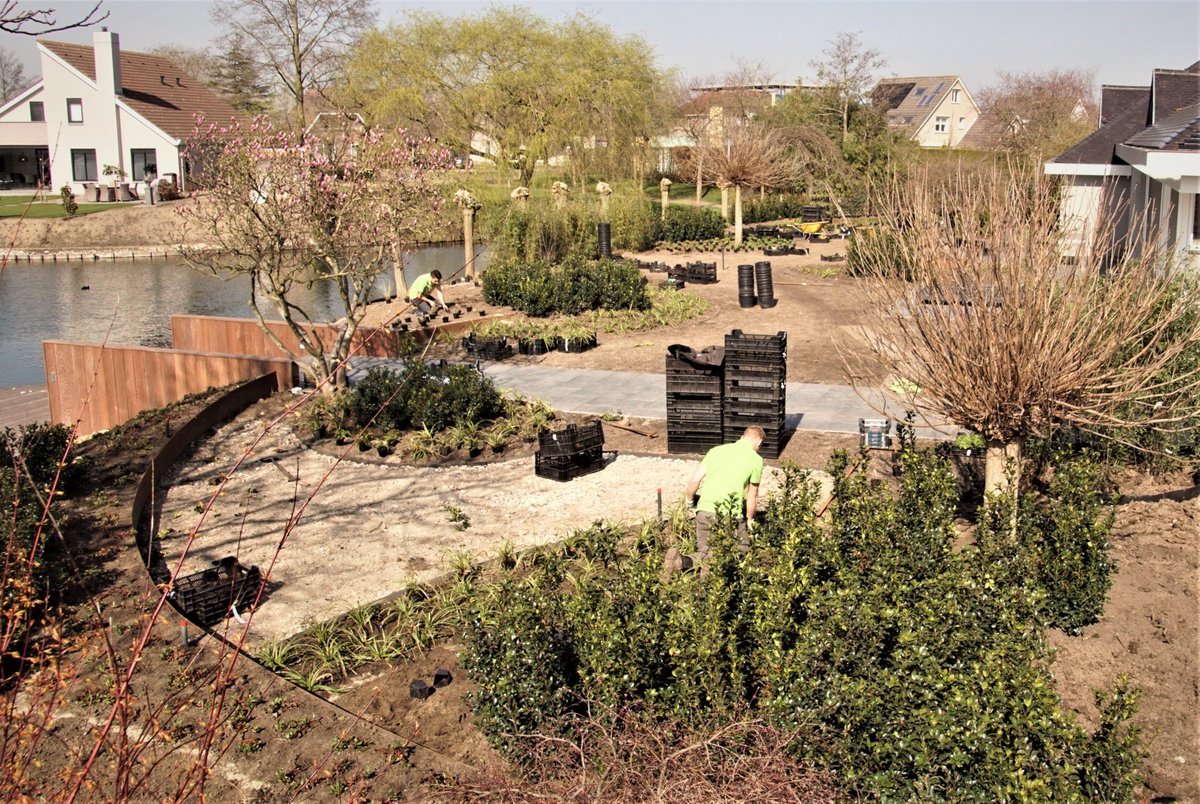VOH_Appeltern's tweet photo. Het is weer lekker aanpoten dit voorjaar, voor onze hoveniers. Binnenkort leggen we ook de graszoden waardoor het lijnenspel met organische vormen en strakke lijnen nog beter zichtbaar wordt.

Ben je ook benieuwd naar het eindresultaat? https://t.co/fSh7onKfOB
