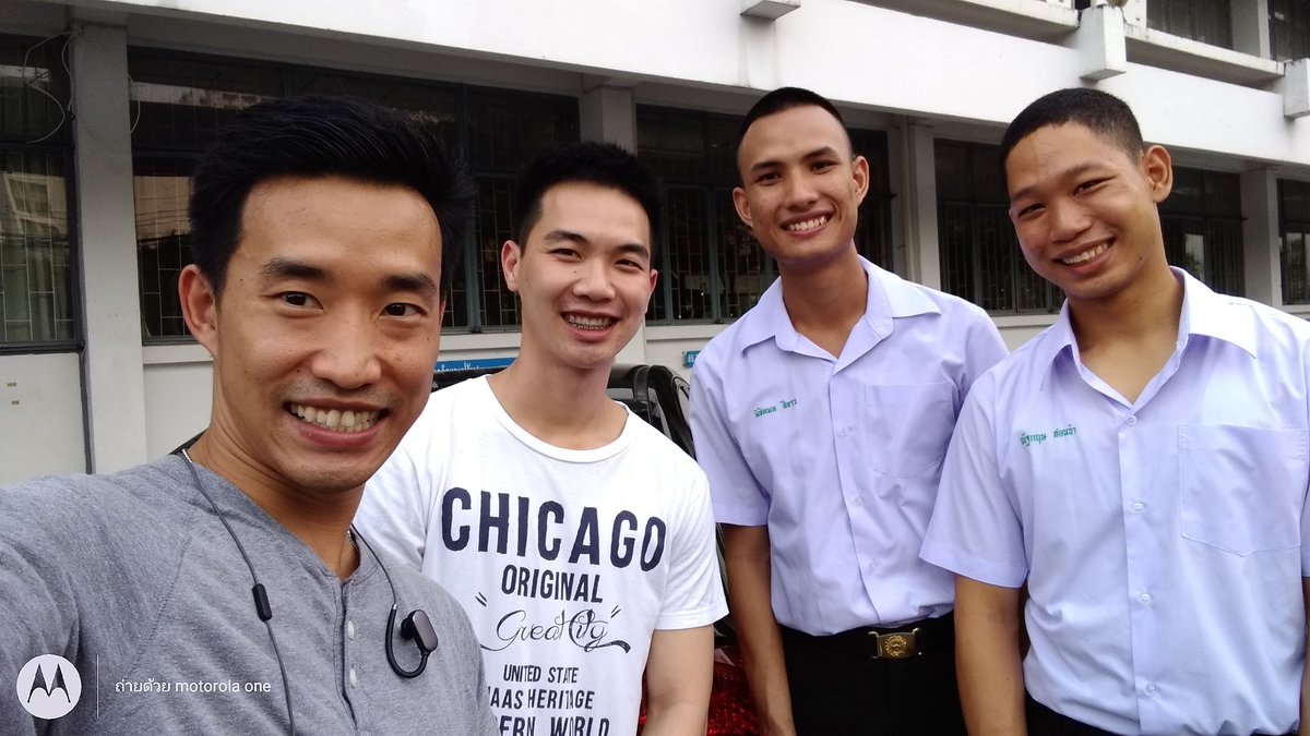 AIABANK's tweet photo. รุ่นน้อง มันก็จะมีความอุบอุ่นที่ได้มาเยือน #พี่ไม่ใช่ทหาร แต่พี่เข้าใจน้องๆ และเราคิดว่าเราพัฒนาประเทศร่วมกันได้ มันต้องมีหลายมิติ มีหลาย infinityStone เราจะให้อำนาจใครบางคนดีดนิ้วไม่ได้ คิดถึงและผูกพันธ์ #นรพ #RTANC #เลือกตั้งประเทศไทย2562 #BANKAIA #ประกันชีวิต https://t.co/DGPRcL8O7A