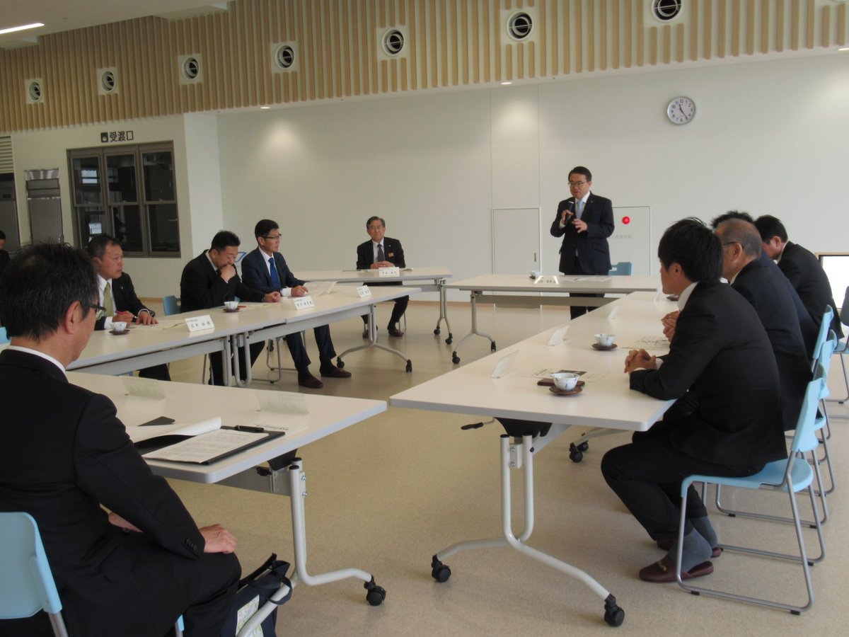 大村秀章 Ar Twitter 通学域の地元県議の皆様をお招きした内覧会で挨拶をしています 瀬戸つばき特別支援学校食堂にて