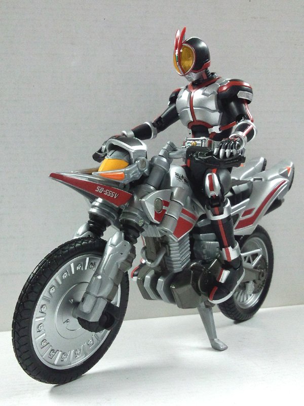 輪違聡司 りんりん Ar Twitter フィギュアライズ 仮面ライダーファイズ オートバジンはフィギュアーツ版ではなく 当時品のs Rhfのもの 正直でかい んですが バイクが大きい分にはそれなりに様になりますね