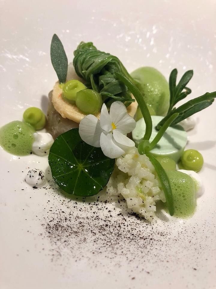 Restaurant Wiesen* kookt op de Velden! Zondag 26 mei zullen Yuri Wiesen en Jessie Wiesen met hun team de sterren van de hemel koken! De gerechten worden uiteraard bereid met de vers gestoken asperges van Hollandse bodem! aspergesopdevelden.nl