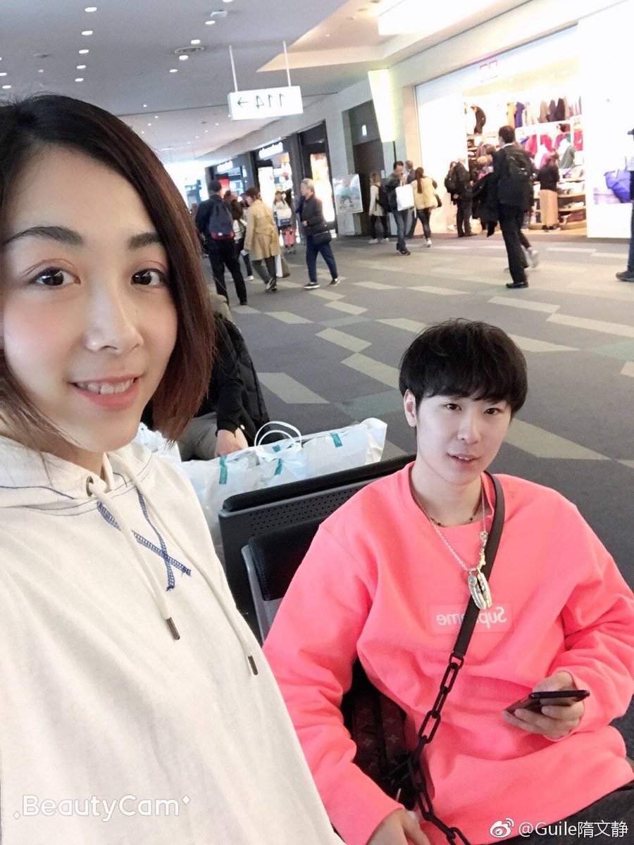 kattwts's tweet photo. wenjing and boyang 😭😭😭 

“taking off, best friend says his face looks good from this angle (tagging boyang), same for me too” https://t.co/IcEdxTUukj