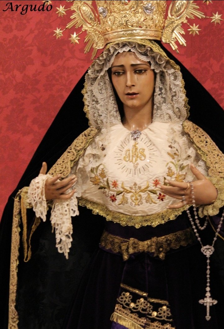manoloargudo9's tweet photo. Que tienen que sentir tus hijas costaleras, que sin ver esa mirada y tu tez morena, te pasean entre lágrimas de Reina...
No llores Encarnación, que tus ángeles benditos, al son de un tambor, te mecen con ese mimo, que hacen al barrio vivir en un eterno suspiro. https://t.co/zKIHC4R74N