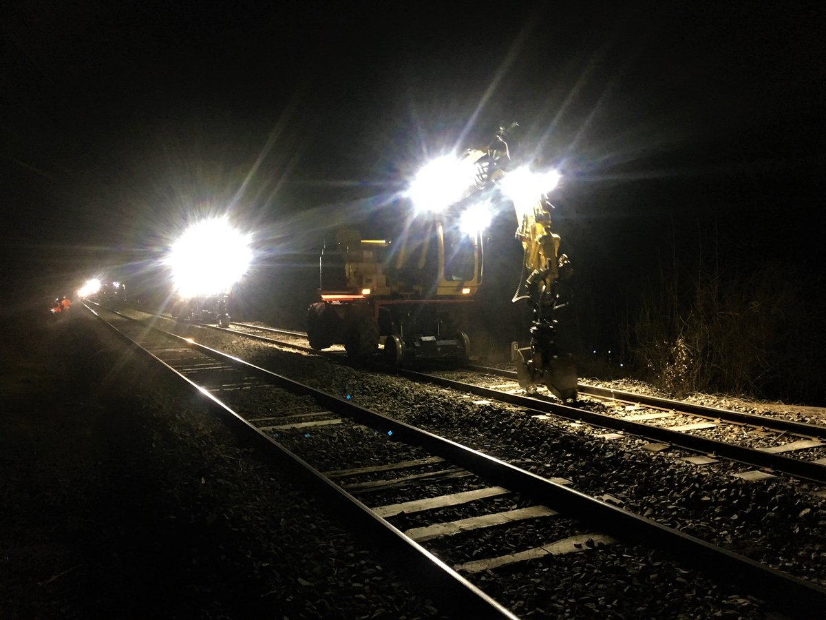 SFERIS_'s tweet photo. Nos équipes en action sur le chantier de renouvellement de traverses de Reims – Fismes 🚉🚧👷‍♂️ 
#sncf #TP #ferroviaire https://t.co/hQhepa99WJ