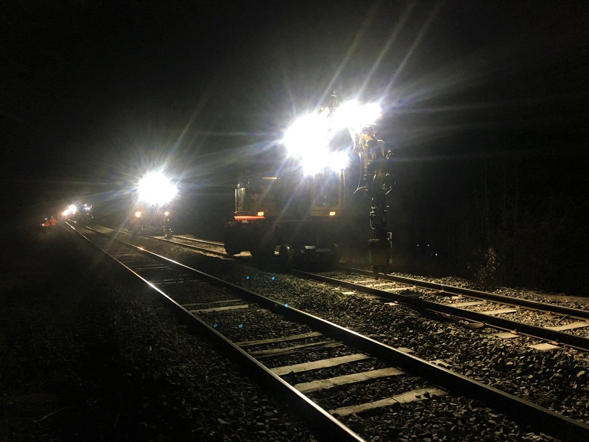 SFERIS_'s tweet photo. Nos équipes en action sur le chantier de renouvellement de traverses de Reims – Fismes 🚉🚧👷‍♂️ 
#sncf #TP #ferroviaire https://t.co/hQhepa99WJ