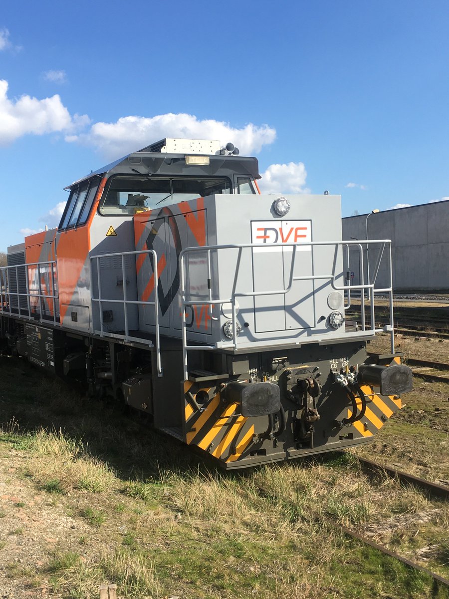 SFERIS_'s tweet photo. Nos équipes en action sur le chantier de renouvellement de traverses de Reims – Fismes 🚉🚧👷‍♂️ 
#sncf #TP #ferroviaire https://t.co/hQhepa99WJ