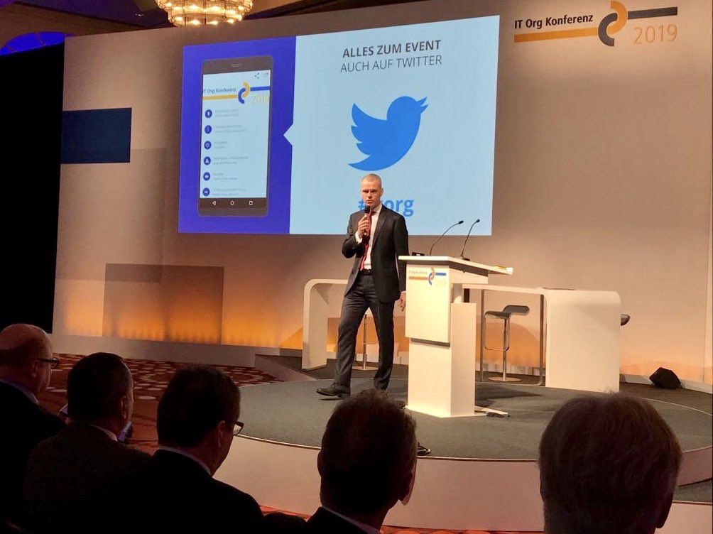 dzbank's tweet photo. „Wir sind stolz, Teil einer so starken #FinanzGruppe zu sein. Um in Zukunft erfolgreich zu sein, müssen wir noch enger zusammenarbeiten & uns vernetzen“, so @dzbank #IT-Vorstand Christian Brauckmann zum Auftakt der #ITorg-Konferenz https://t.co/1pF2fcUuni