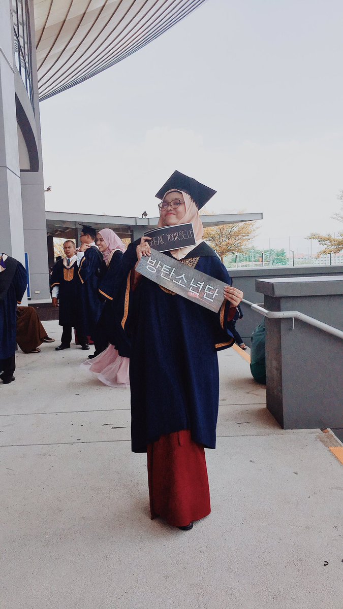 frdfuad's tweet photo. [ #LoveYourself #SpeakYourself ]

Brought my self made hand banners and also my BTS hand banner to my graduation, and some boys that saw it showed disgust.

“Apa benda kpop2 ni?”
“Hekeleh sempat nak promote kpop”

Lemme tell you guys, I’m here to promote self love https://t.co/iPZuakYYEs