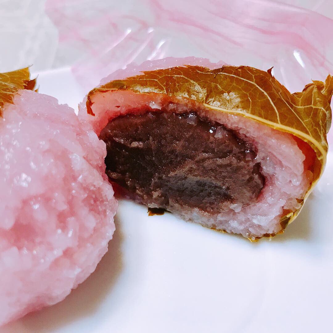 OKXsGovern's tweet photo. 桜の葉のいい香り〜♪ 記憶の勉強は一歩ずつ。勉強会のおやつにいただきました。桃色の餅米はもちもちしていて、餡は甘さの中に適度な塩味が効いておいしー(^O^)桜の季節ですね🌸桜の写真は、週末の上野公園より。

#におい #かおり #桜餅 #桜 #セミナー #スイーツ男子 #スイーツ女子 https://t.co/1xoSdUwDbu