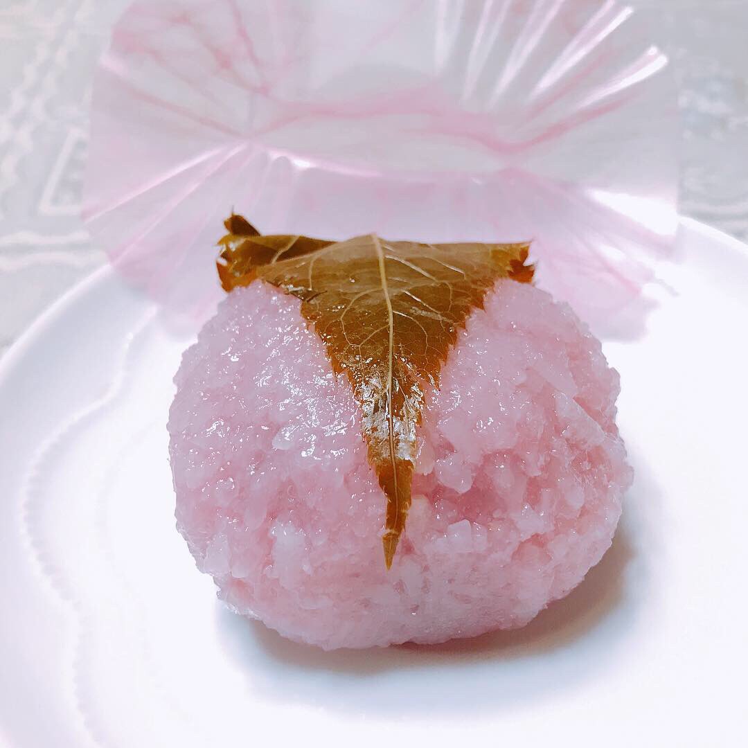 OKXsGovern's tweet photo. 桜の葉のいい香り〜♪ 記憶の勉強は一歩ずつ。勉強会のおやつにいただきました。桃色の餅米はもちもちしていて、餡は甘さの中に適度な塩味が効いておいしー(^O^)桜の季節ですね🌸桜の写真は、週末の上野公園より。

#におい #かおり #桜餅 #桜 #セミナー #スイーツ男子 #スイーツ女子 https://t.co/1xoSdUwDbu
