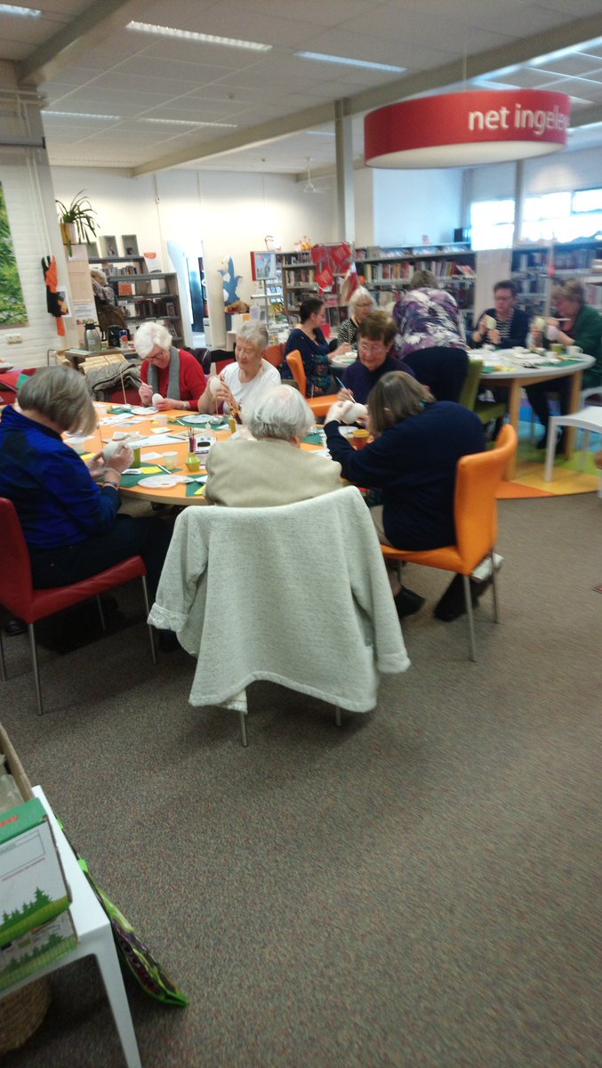 BosLieke's tweet photo. Een drukke maandagmorgen in bieb Maarn: paasworkshop en inloop computerhulp. @BibliotheekZOUT https://t.co/4YCo2Oz5aj