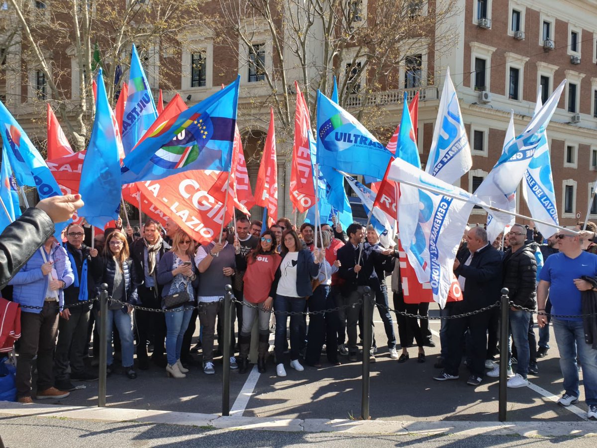 Il trattamento economico complessivo del Contratto Collettivo Nazionale di lavoro deve diventare un vincolo per legge sotto cui nessuno può scendere, anche per questo oggi scioperano tutti i lavoratori del #Trasporto aereo 
Stop al dumping contrattuale! <a href="/FiltCgil/">Filt Cgil Nazionale</a> <a href="/cgilnazionale/">CGIL Nazionale</a>