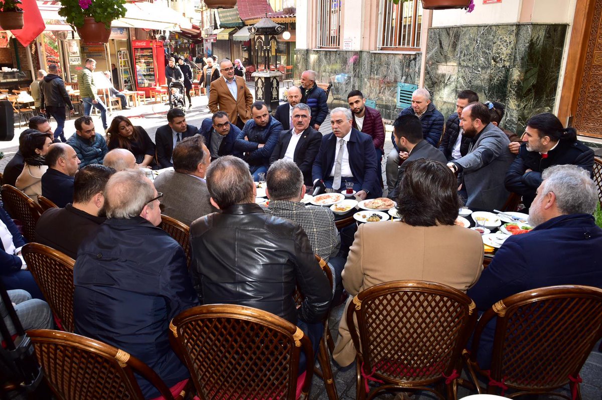 akpartifatih's tweet photo. .@akpartifatih Belediye Başkan Adayımız Sn @MErgun_Turan ve Meclis Üyesi Adaylarımızla birlikte Hocapaşa mahallesi esnaflarıyla, kahvaltıda bir araya gelerek fikir alışverişinde bulunduk.
#GönülKubbemizFatih #istanbulBenimAşkım #FatihBenimSevdam https://t.co/QqFgfH3fpG