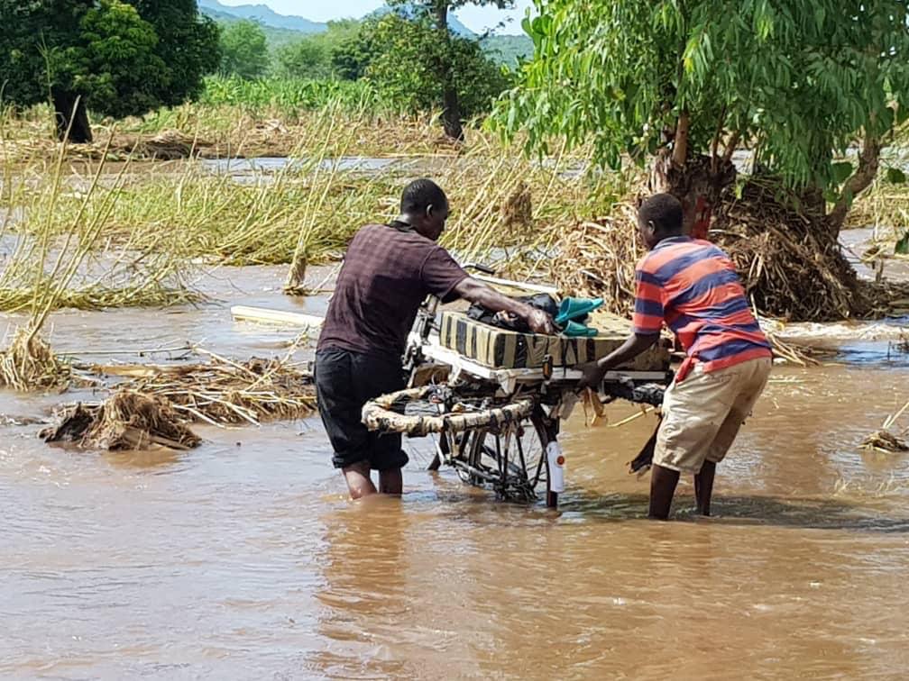 EmmanuelMalawi's tweet photo. About 922,000 people have been affected by severe flooding in 15 districts. There've been atleast 56 deaths, 577 injured &amp; over 16,000 households displaced. @EmmanuelMalawi is assisting affected Households in 4 Districts. @USAIDMalawi, @humedica, @WFP_Malawi, @EIC_stouffville https://t.co/vwtW9rcyj1