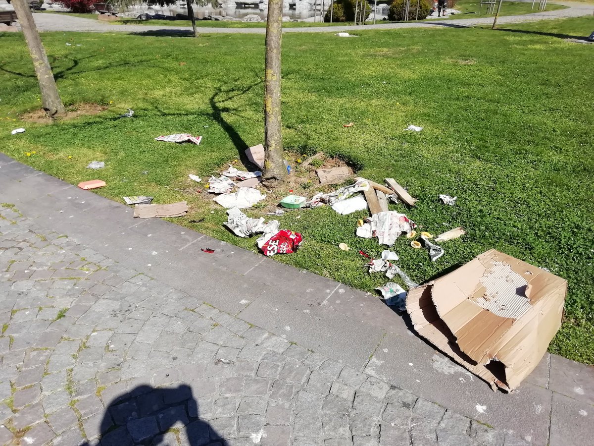 daciraki's tweet photo. Topkapı Parkı'ndan manzaralar... Parkın temizlikçileri işlerini iyi yapıyor fakat bu pislik üreticilere yetişmelerine imkân yok! Kadını-erkeği, genci-yaşlısı, eğitimlisi-eğitimsizi yapıyor bu pisliği. Eğitimliden kastım, diploma. Diploma, eğitimli demek değil! https://t.co/CvFqMM7th9