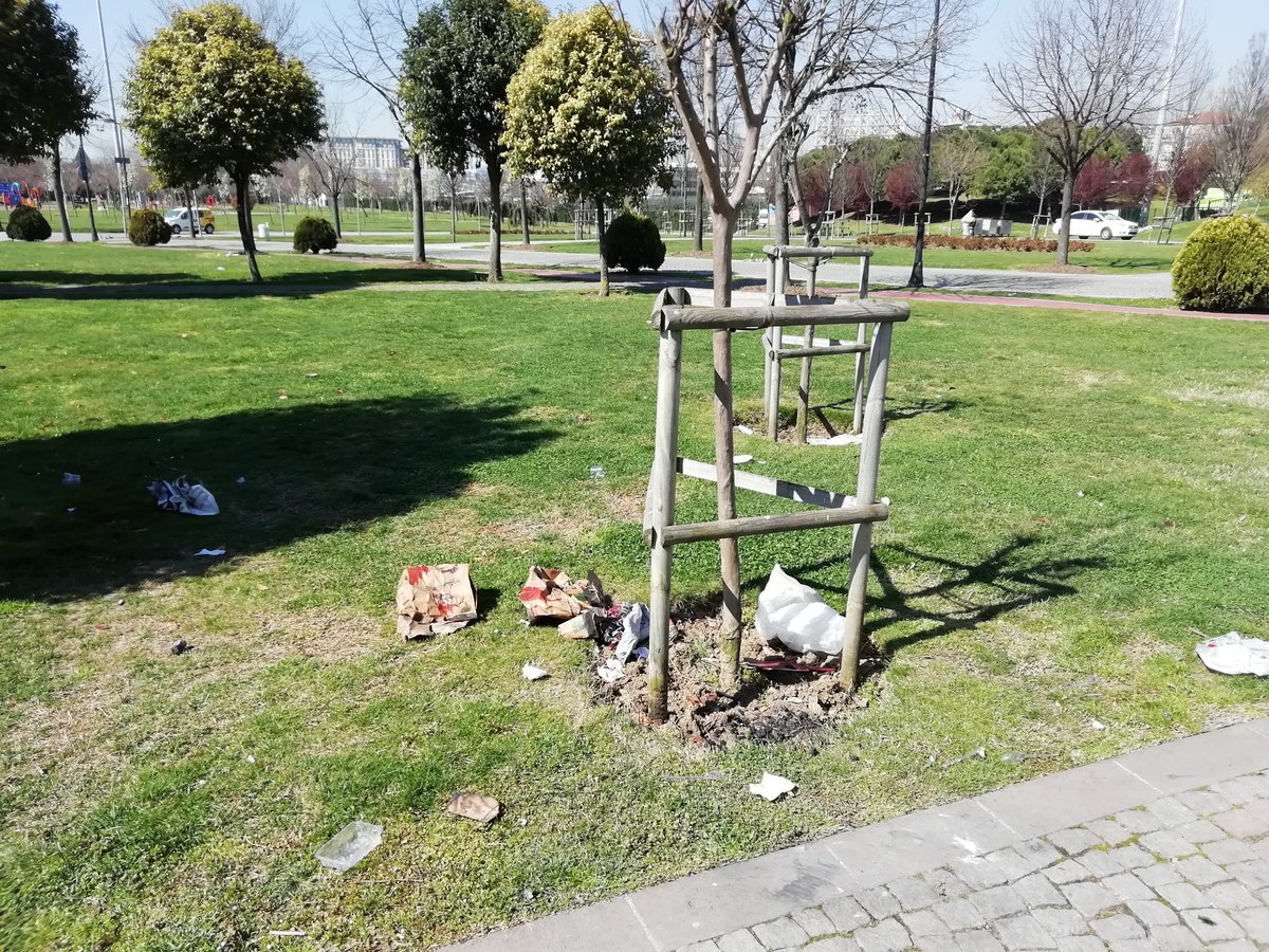 daciraki's tweet photo. Topkapı Parkı'ndan manzaralar... Parkın temizlikçileri işlerini iyi yapıyor fakat bu pislik üreticilere yetişmelerine imkân yok! Kadını-erkeği, genci-yaşlısı, eğitimlisi-eğitimsizi yapıyor bu pisliği. Eğitimliden kastım, diploma. Diploma, eğitimli demek değil! https://t.co/CvFqMM7th9