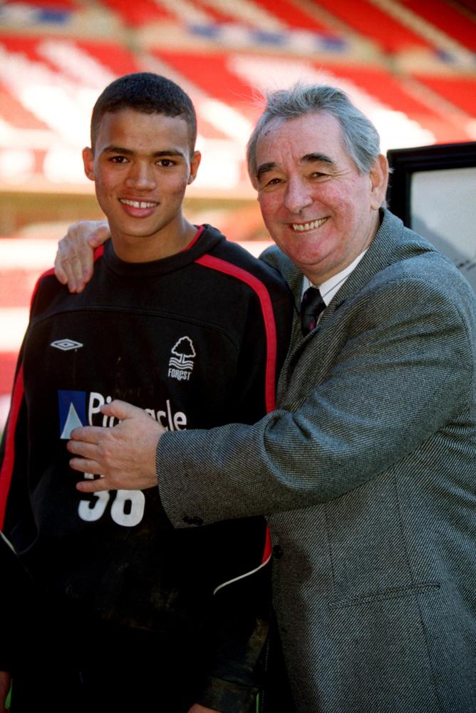 Brian with 18-year-old Nottingham Forest starlet <a href="/jjenas8/">Jermaine Jenas</a> at the City Ground in November 2001.
