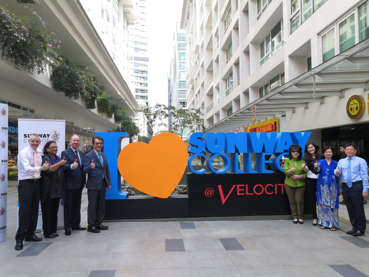 SunwayCV's tweet photo. Our award-winning education network now expands into the bustling district of Cheras!

Officiated by Dato' Dr Lee Weng Keng, CEO of Sunway Group Education and Healthcare Division last Saturday. 😃 https://t.co/XJu68hHjgQ