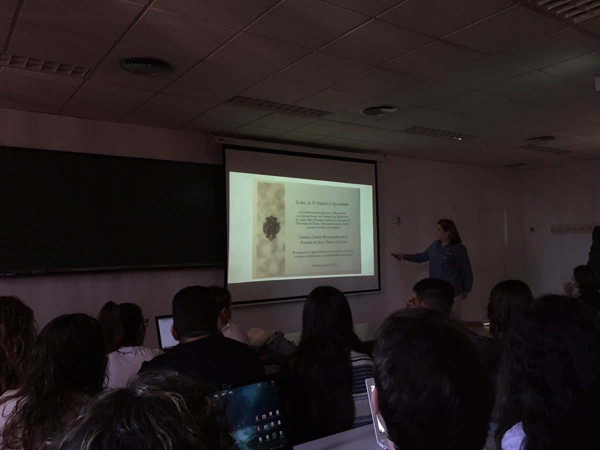 Andreitakas's tweet photo. Aprendiendo a redactar invitaciones con @PortugalBueno #peuma18 para #protocoloyeventos en la presentación de su Libro de estilo para protocolo oficial e institucional #normasdeestilo #protocolo https://t.co/9MgUopgUgw