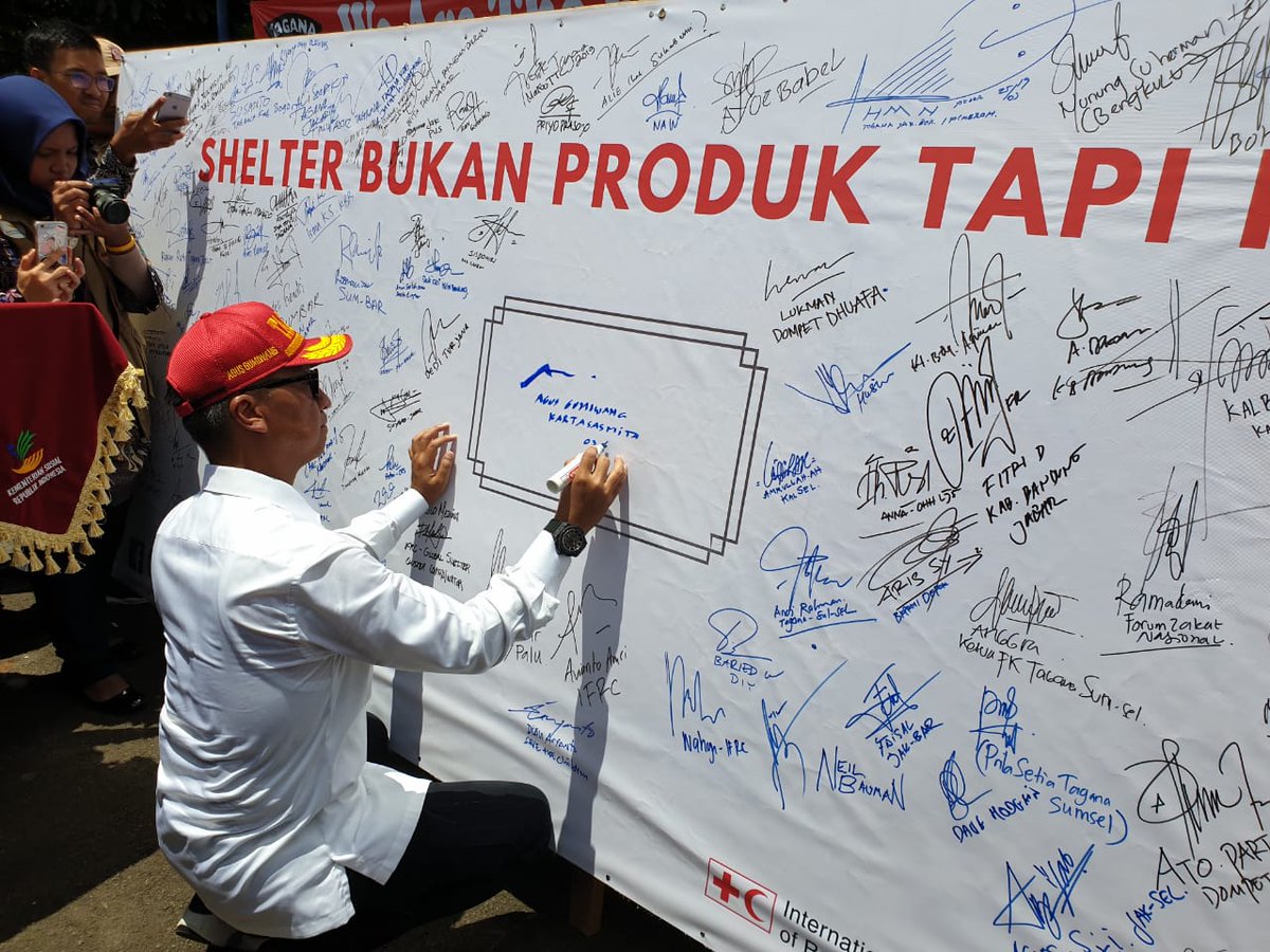 ShelterCluster's tweet photo. "Shelter is not a product, it is a process" - the Indonesian Minister of Social Affairs.
#IndonesiaTangguh #HUTTagana #KemensosRI #ShelterGuideline #Shelter https://t.co/2sg79UaO7z